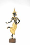 Thailändische Tänzerin Bronze mit Schwarzlack und Goldfarbe auf Holzsockel, Höhe 76 cm, eine