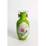 Vase im Famille-Rose-Stil China, Ende 19. Jh., Porzellan, grün staffiert, 2 Medaillons mit Vogel-