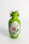 Vase im Famille-Rose-Stil China, Ende 19. Jh., Porzellan, grün staffiert, 2 Medaillons mit Vogel-