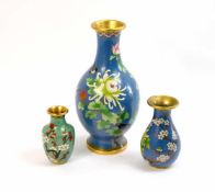 3 Cloisonnévasen China, Mitte 20. Jh., blauer und mintgrüner Fond mit Päonien- und