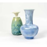 Paar Vasen Unbekannte Manufakturen, 1980er Jahre, Keramik, heller Scherben, in Blau- und Grüntönen