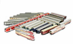 Großes Konvolut Personen- und Gepäckwaggons Märklin und Roco, 79-tlg., H0, darunter ein DB Waggon