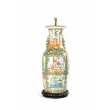 Bodenlampe in Vasenform China, 20. Jh., Porzellan, polychrome, farbige Malerei, in den Kartuschen