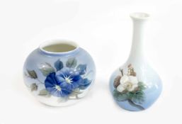 Paar Vasen Royal Copenhagen und Bing & Gröndahl, 20. Jh., Blumendekor, Porzellan, weiß, farbig