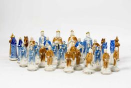 Schachspiel Sitzendorf, Porzellan, weiß, farbig und gold staffiert, Höhe Figuren 8,1 cm - 11,9 cm,