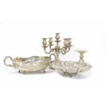Konvolut Silberobjekte 4-tlg., 2 Kerzenständer, gefüllt, Höhe 16,5 und 28 cm und eine Schale mit