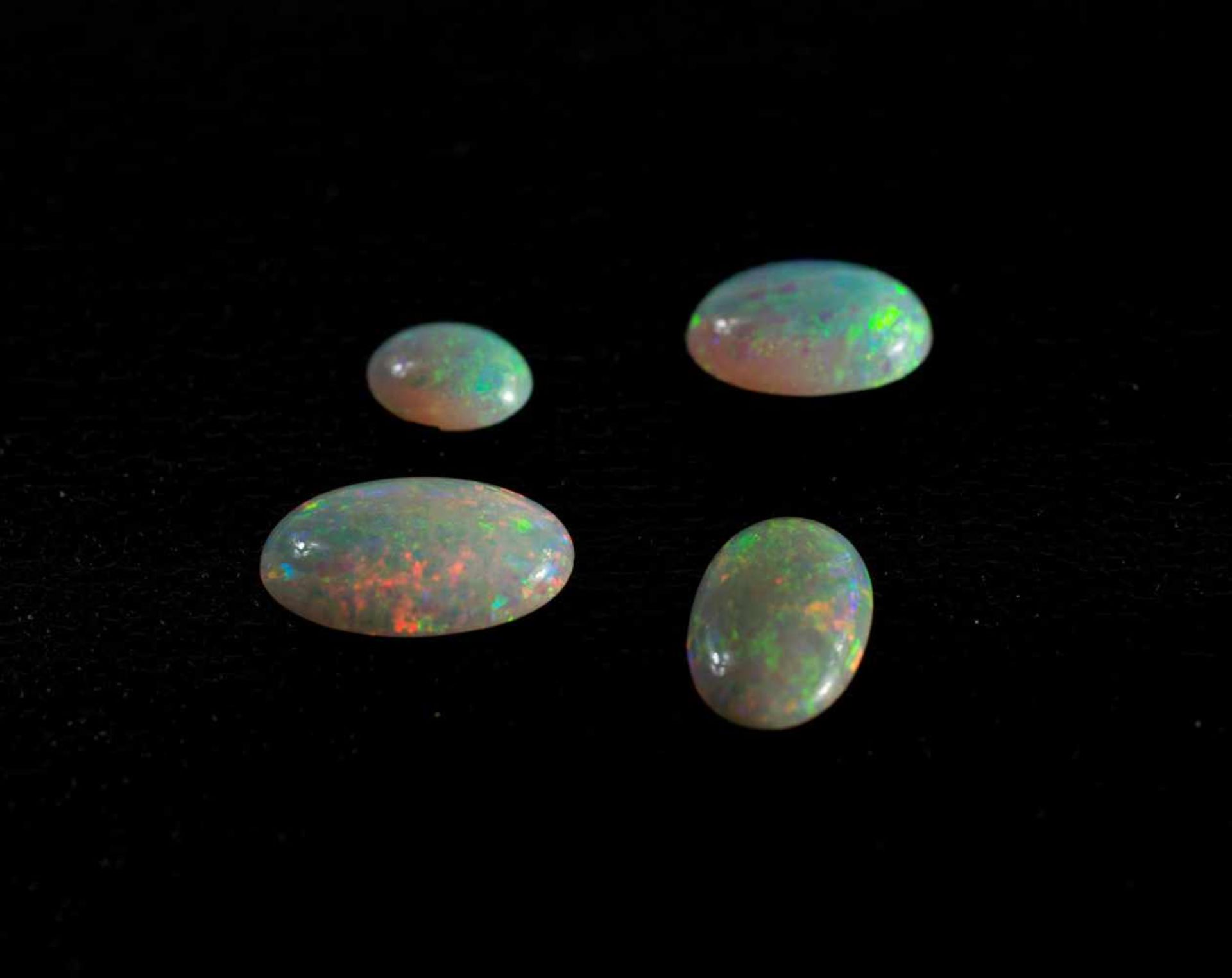Konvolut Opale im Cabochonschliff Vollopal, Farbe crystal, 4-tlg., Australien, die einzelnen
