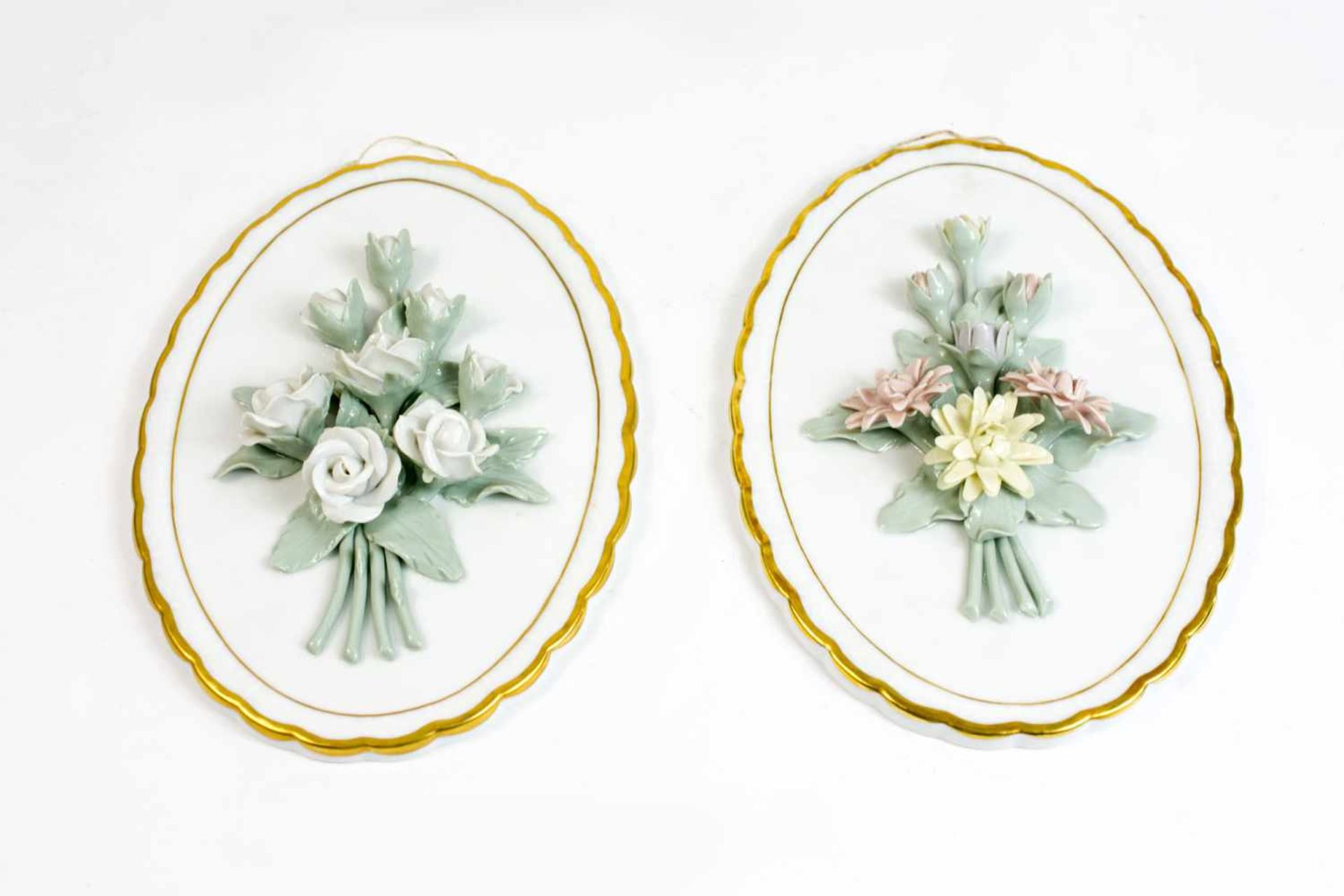Paar Wandteller Herend, 20. Jh., Porzellan, weiß, farbig staffiert, reliefierte Blumen, Höhe 19,5