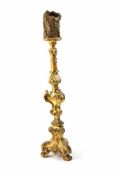 Altarleuchter 18. Jh., Holz, farbig und gold gefasst, Höhe 87 cm, partiell mit Holzwurmlöchern und