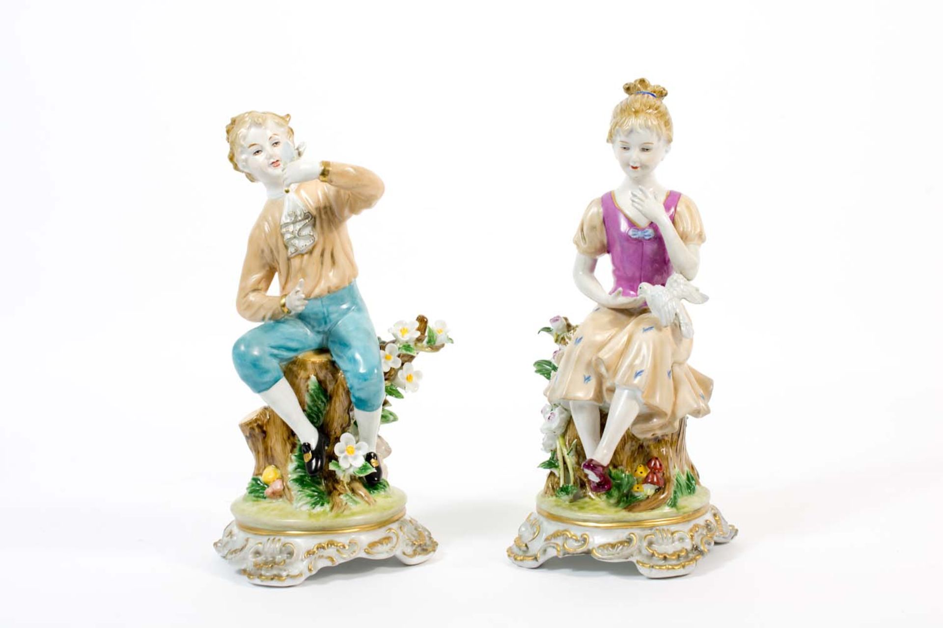 Paar Kinderfiguren Meissen-Imitationsmarke, 20. Jh., Porzellan, weiß, farbig und gold staffiert,