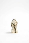 Netsuke 'Frau mit No-Maske' Japan, um 1950, Elfenbein, geschnitzt und bemalt, Frauendarstellung