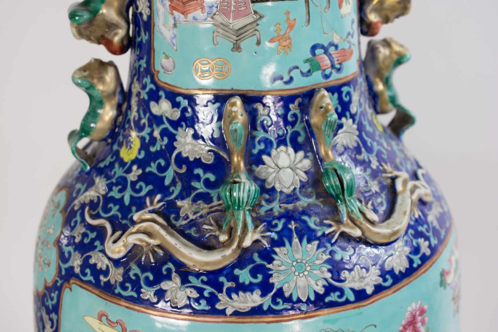 Standbodenvase China, 20. Jh., Porzellan, farbig staffiert, Höhe 82,5 cm, unterseitig mit - Image 4 of 5