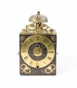 Comtoise-Uhr mit Wecker Frankreich, um 1740, Holz mit Messingapplikationen, Höhe 26,5 cm,