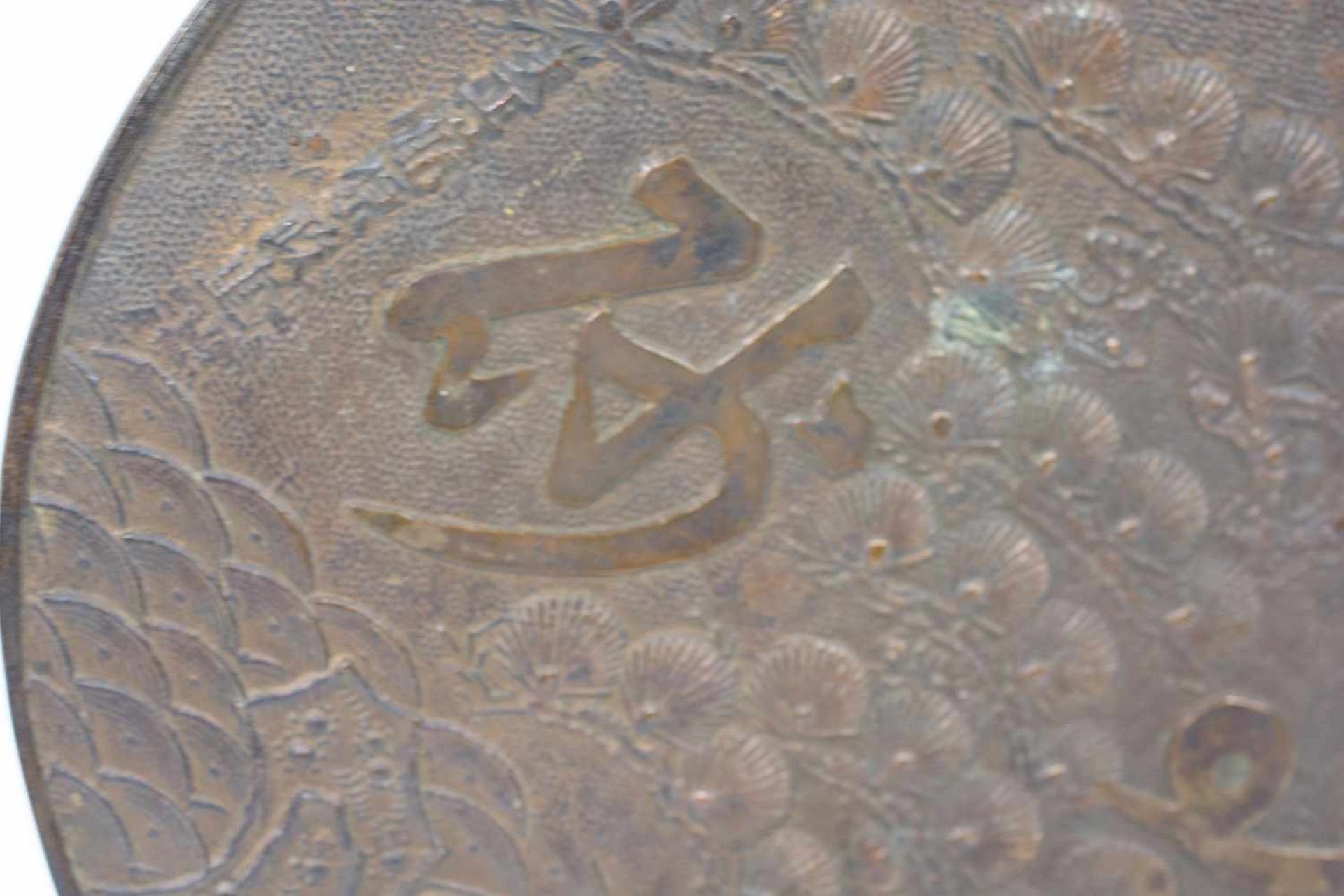 Handspiegel China, 19. Jh., Bronze, Griff mit Weide umsäumt, Länge 29 cm, Ø 20 cm, altersbedingte - Bild 2 aus 2