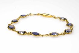 Armband Italien, 750 Gelbgold, 9 Iolite in Brillenfassung, Länge 18 cm, Gewicht ca. 5,7 g