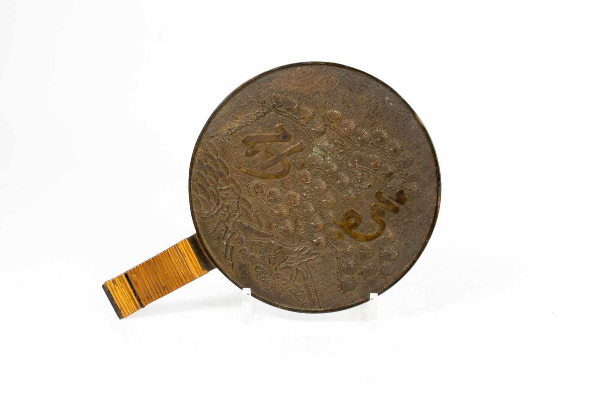 Handspiegel China, 19. Jh., Bronze, Griff mit Weide umsäumt, Länge 29 cm, Ø 20 cm, altersbedingte