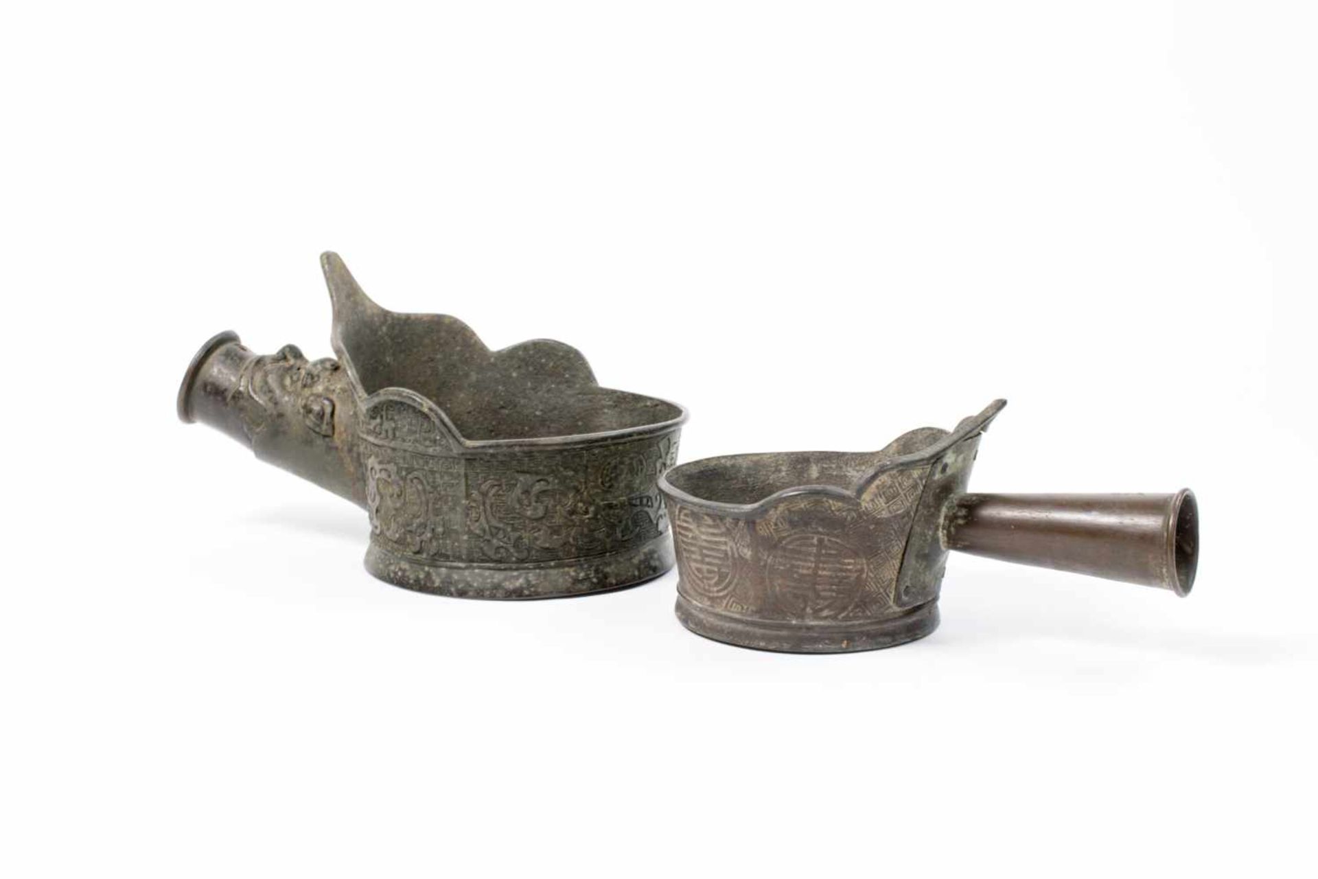 2 Wassergefäße China, 19. Jh., Bronze, patiniert, kleines Gefäß auf der Wandung mit Shou-Zeichen,