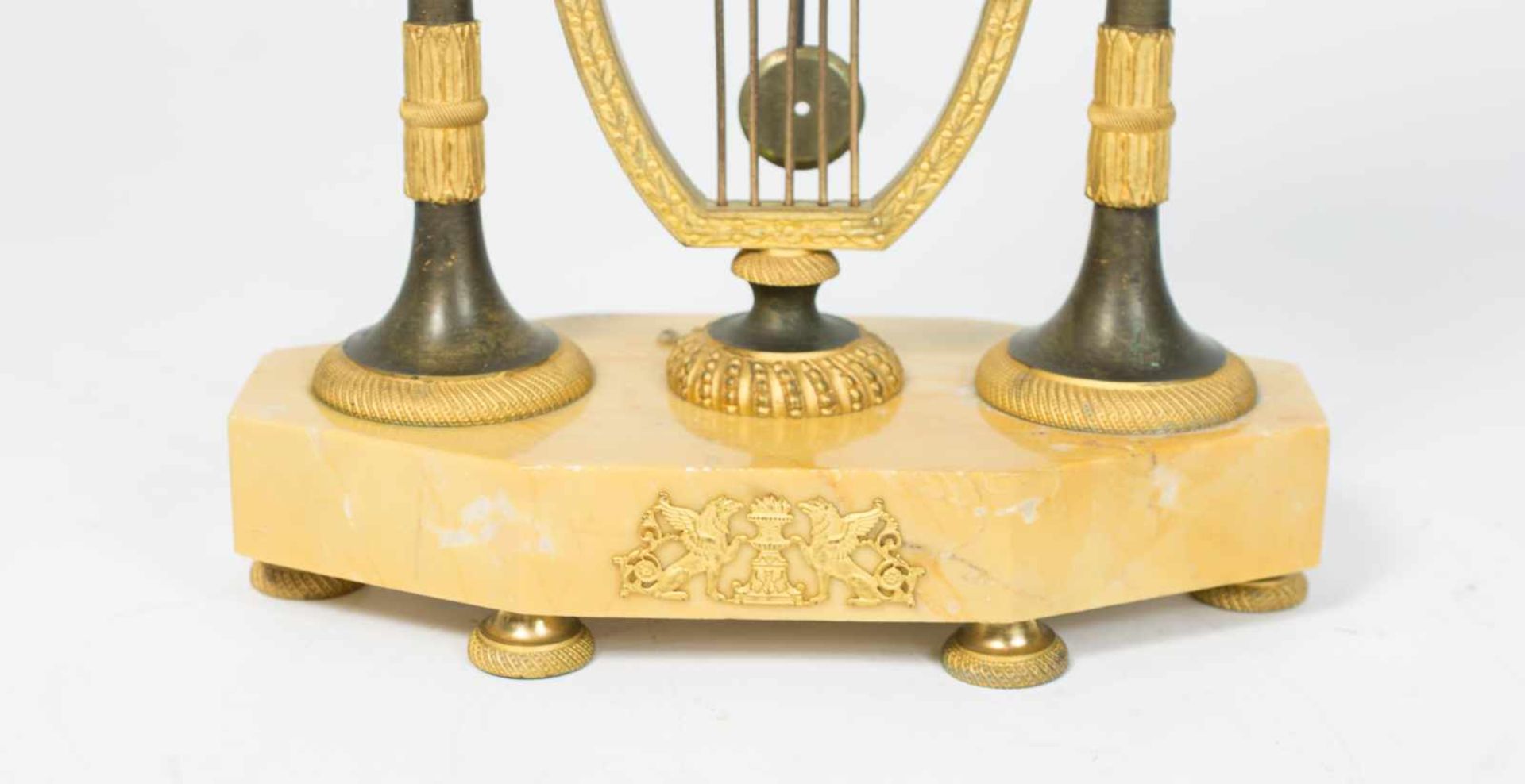 Pendule in Harfenform Frankreich, Ende 19. Jh., Bronze, feuervergoldet, in der Rückplatine mit - Image 2 of 3