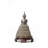 Buddha 'Ayutthaya' 17. Jh. (laut Rechnung), Silber, geprüft, gefüllt, auf Rosenholzsockel, Geste der