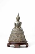 Buddha 'Ayutthaya' 17. Jh. (laut Rechnung), Silber, geprüft, gefüllt, auf Rosenholzsockel, Geste der