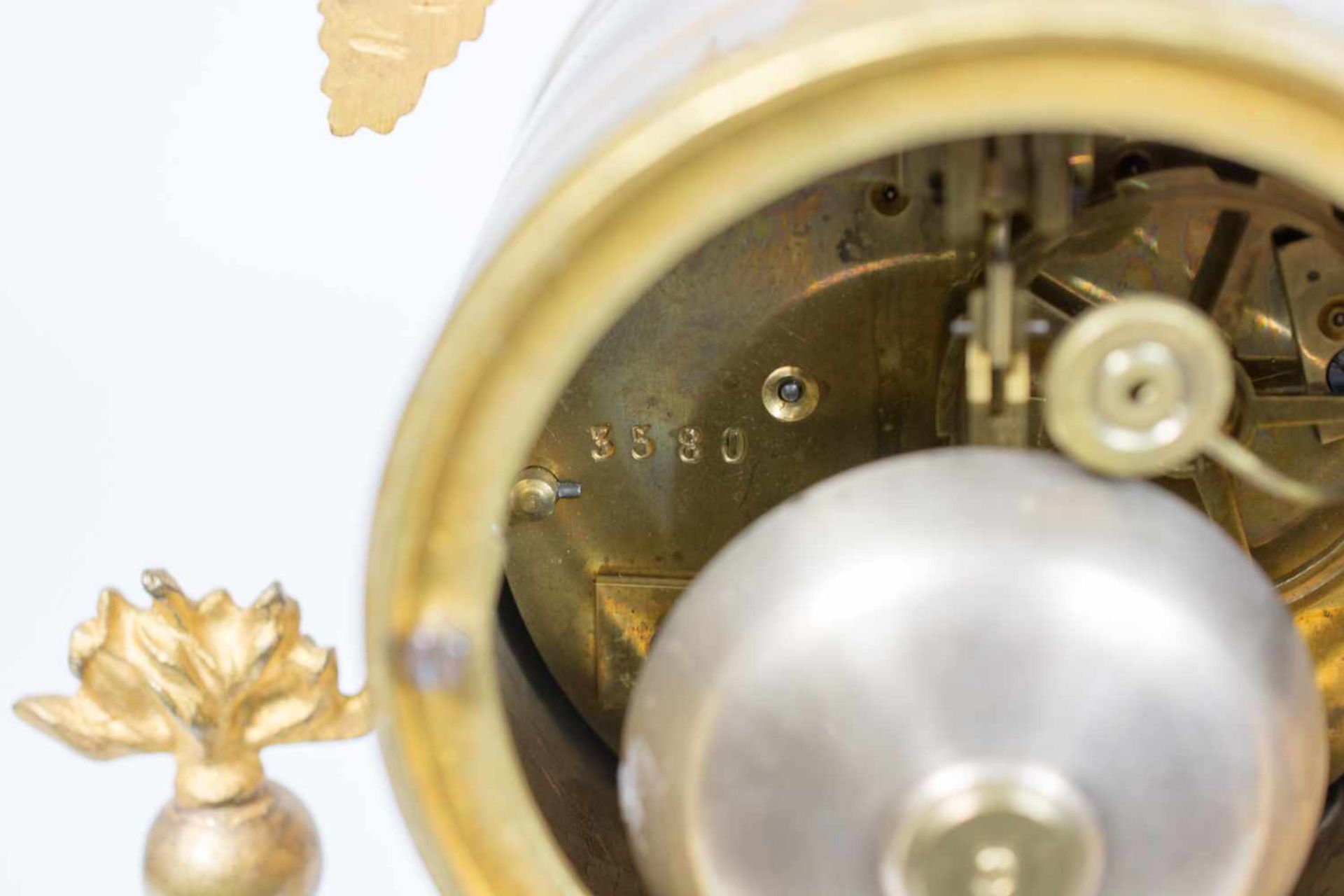 Pendule in Harfenform Frankreich, Ende 19. Jh., Bronze, feuervergoldet, in der Rückplatine mit - Image 3 of 3