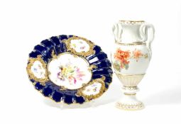 Prunkteller und Schlangenhenkelvase Meissen, Knaufzeit, Porzellan, weiß, farbig und gold