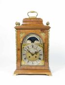 Bracket Clock mit Mondphase England, Thomas San, London, 19. Jh., Nussbaumgehäuse mit