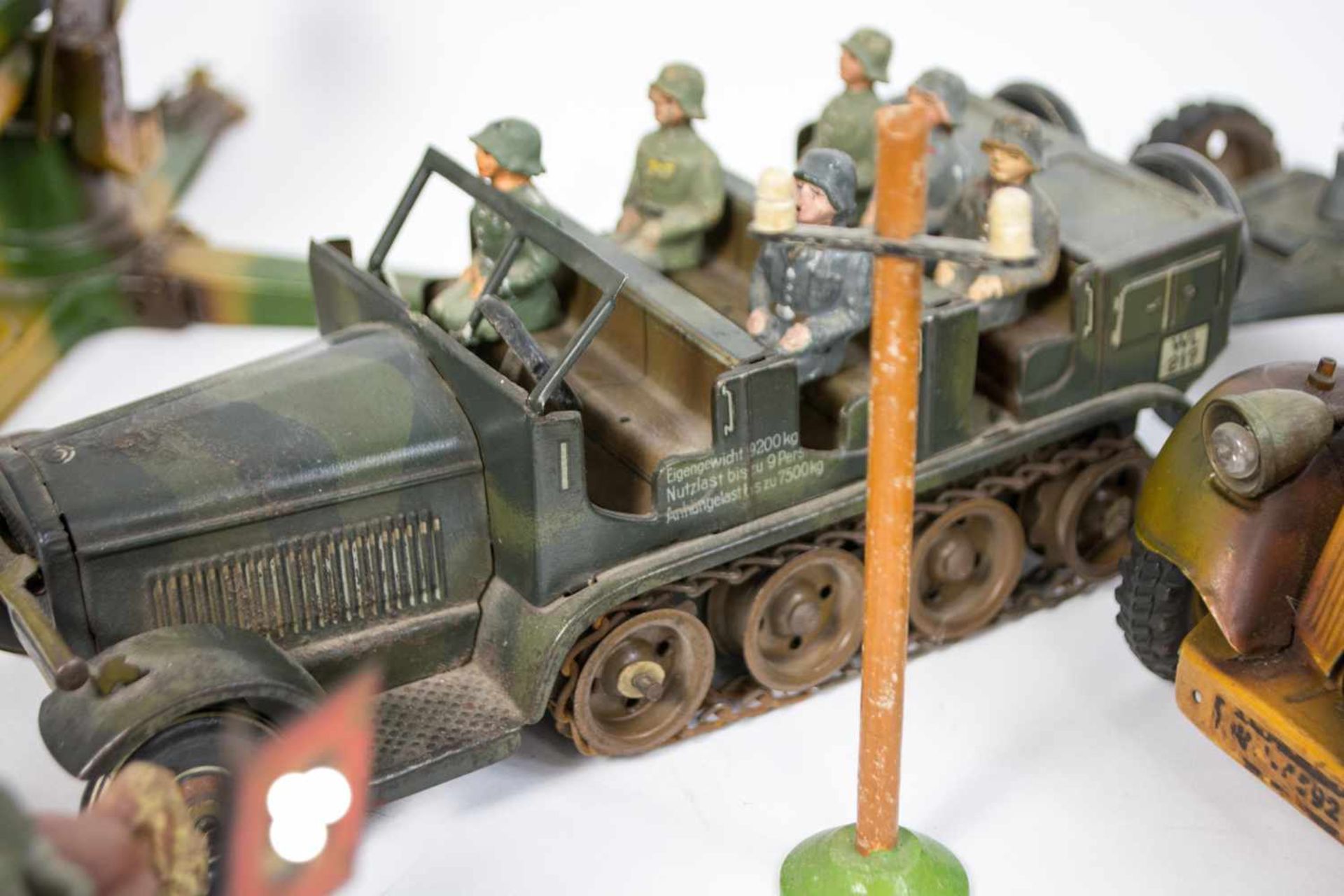 Konvolut Militärspielzeug ca. 95-tlg., Elastolin und Lineol, 1935-1942, Holz, 2 Fahrzeuge, ein - Image 5 of 6