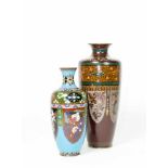 Paar Cloisonné Vasen Japan, um 1900, emailliert, mit Tiermotiven, Höhe 24 und 31 cm, beschädigt
