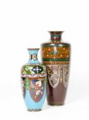 Paar Cloisonné Vasen Japan, um 1900, emailliert, mit Tiermotiven, Höhe 24 und 31 cm, beschädigt