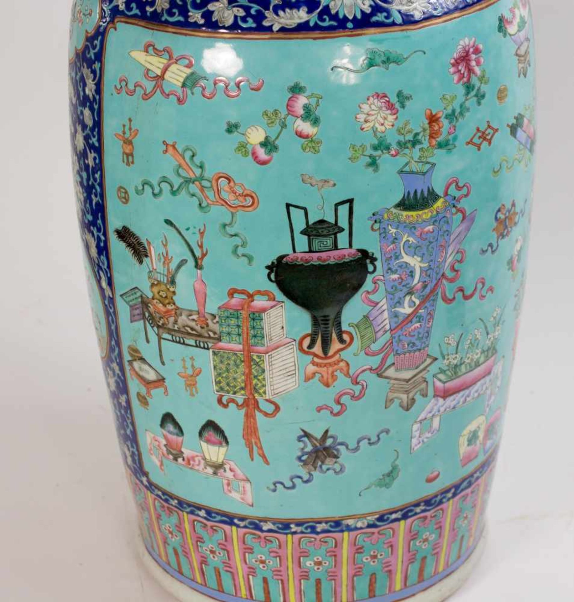 Standbodenvase China, 20. Jh., Porzellan, farbig staffiert, Höhe 82,5 cm, unterseitig mit - Image 5 of 5