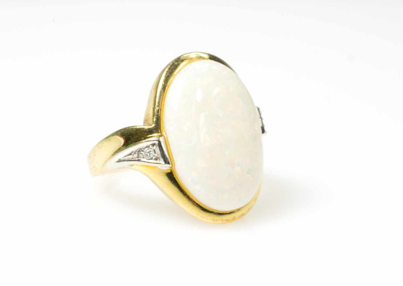 Damenring 585 Gelbgold, 2 Brillanten, gesamt ca. 0,02 ct, p1, W, Opal, Ringdurchmesser 18 mm,