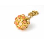 Kette mit Kugelanhänger 750 Gelbgold, mit kleinen Korallenrosen, Kugel gefüllt, Länge ca. 60 cm,