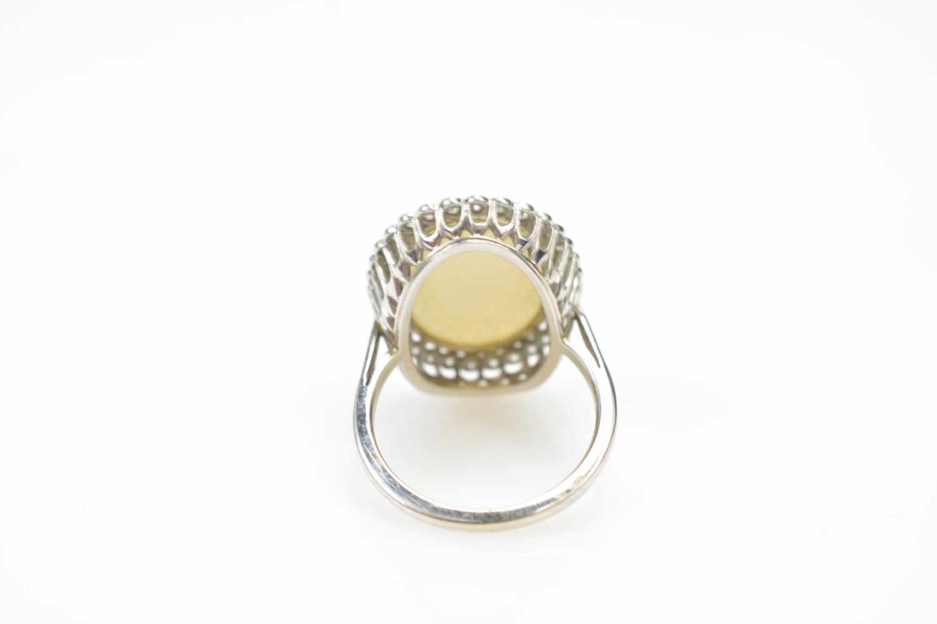 Damenring750 Weißgold, 32 Brillanten, gesamt ca. 0,9 ct, ein weißer Opal, Ringdurchmesser 18,5 mm, - Image 2 of 2