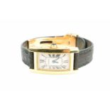 Cartier Tank Americaine 1710Quarz, Gehäuse 750 Gelbgold, Original-Lederarmband, Original-Schließe