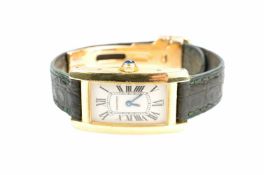 Cartier Tank Americaine 1710Quarz, Gehäuse 750 Gelbgold, Original-Lederarmband, Original-Schließe