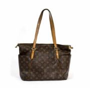 Louis Vuitton 'Totally' ShopperFrankreich, November 2010, Leder mit Monogram Canvas, innen mit