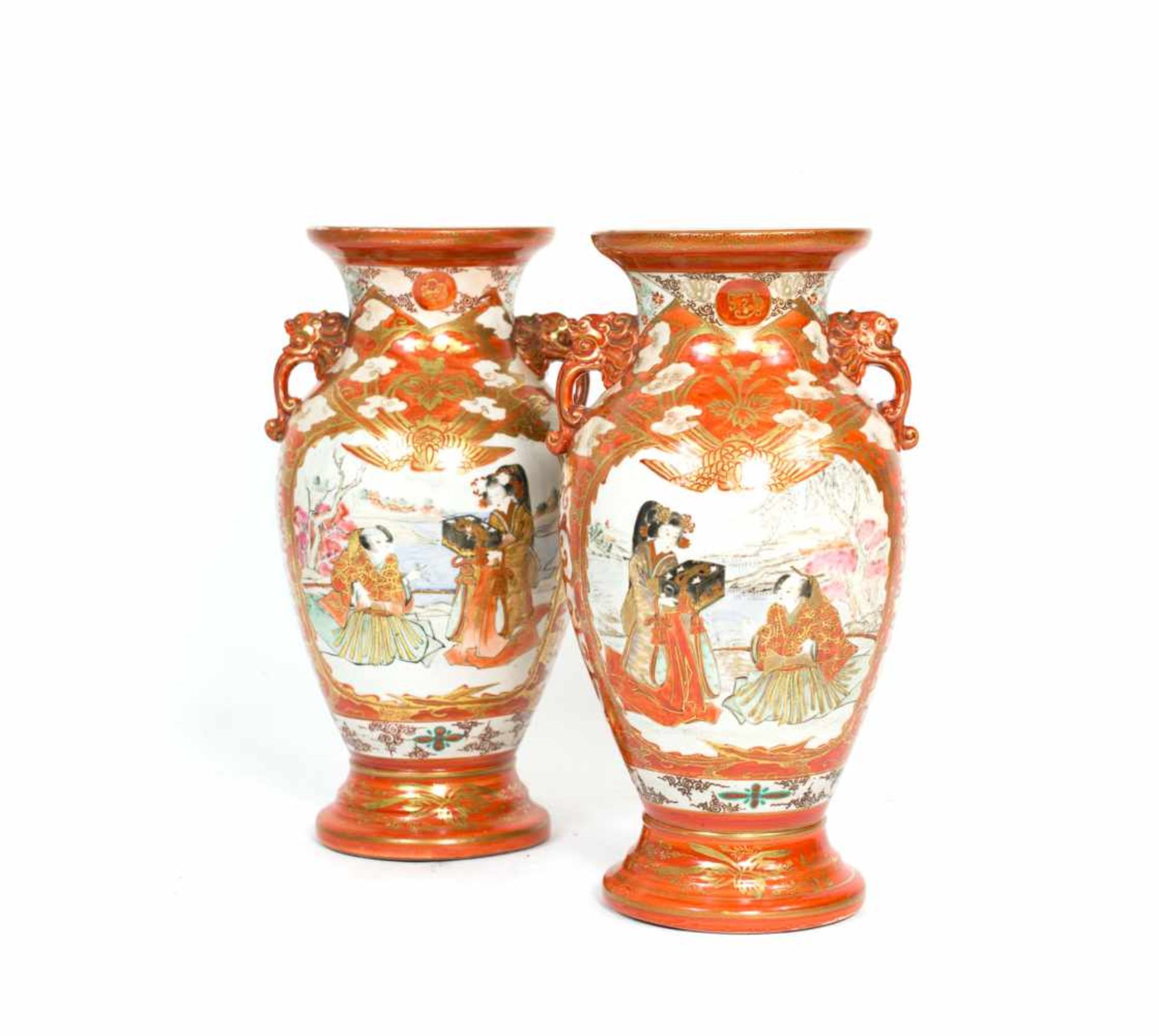 Paar Vasen SatsumaJapan, 1. Hälfte 19. Jh., Pozellan, Höhe 35 cm, eine Vase gerissen