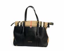 Burberry 'Mason Diaper Bag'England, Italien, schwarzes Leder und Stoff, innen mit einem