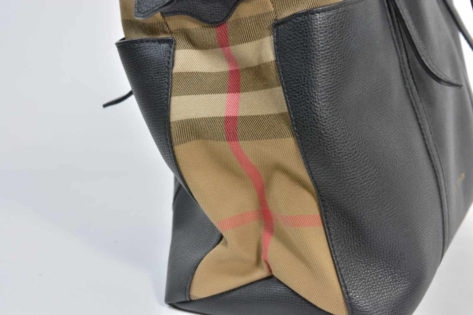 Burberry 'Mason Diaper Bag'England, Italien, schwarzes Leder und Stoff, innen mit einem - Image 3 of 5