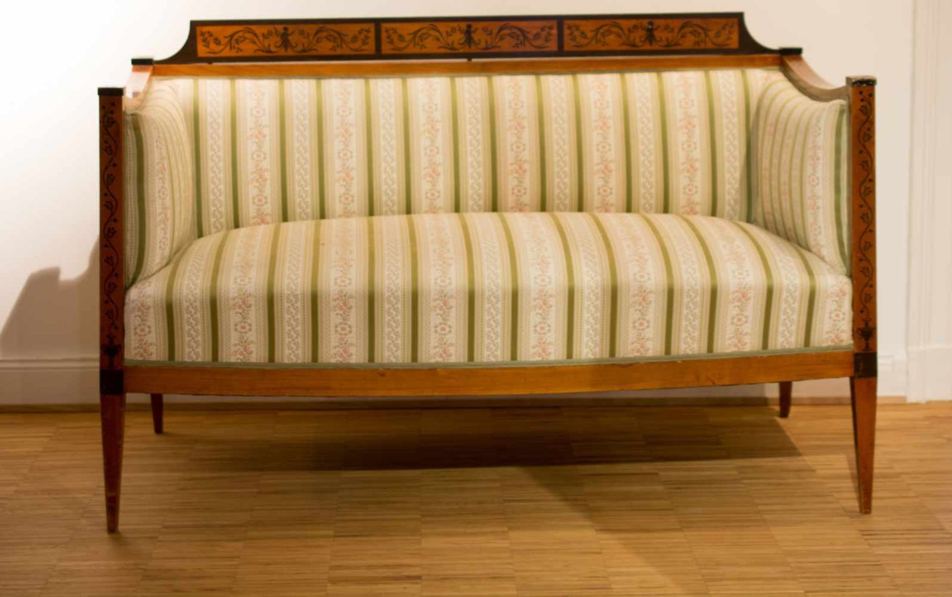 Biedermeier-Sofa1. Hälfte 19. Jh., Kirschbaum, massiv, partiell furniert, partiell ebonisiert,