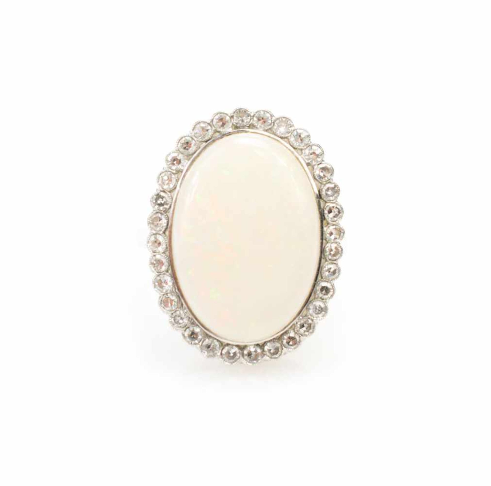 Damenring750 Weißgold, 32 Brillanten, gesamt ca. 0,9 ct, ein weißer Opal, Ringdurchmesser 18,5 mm,