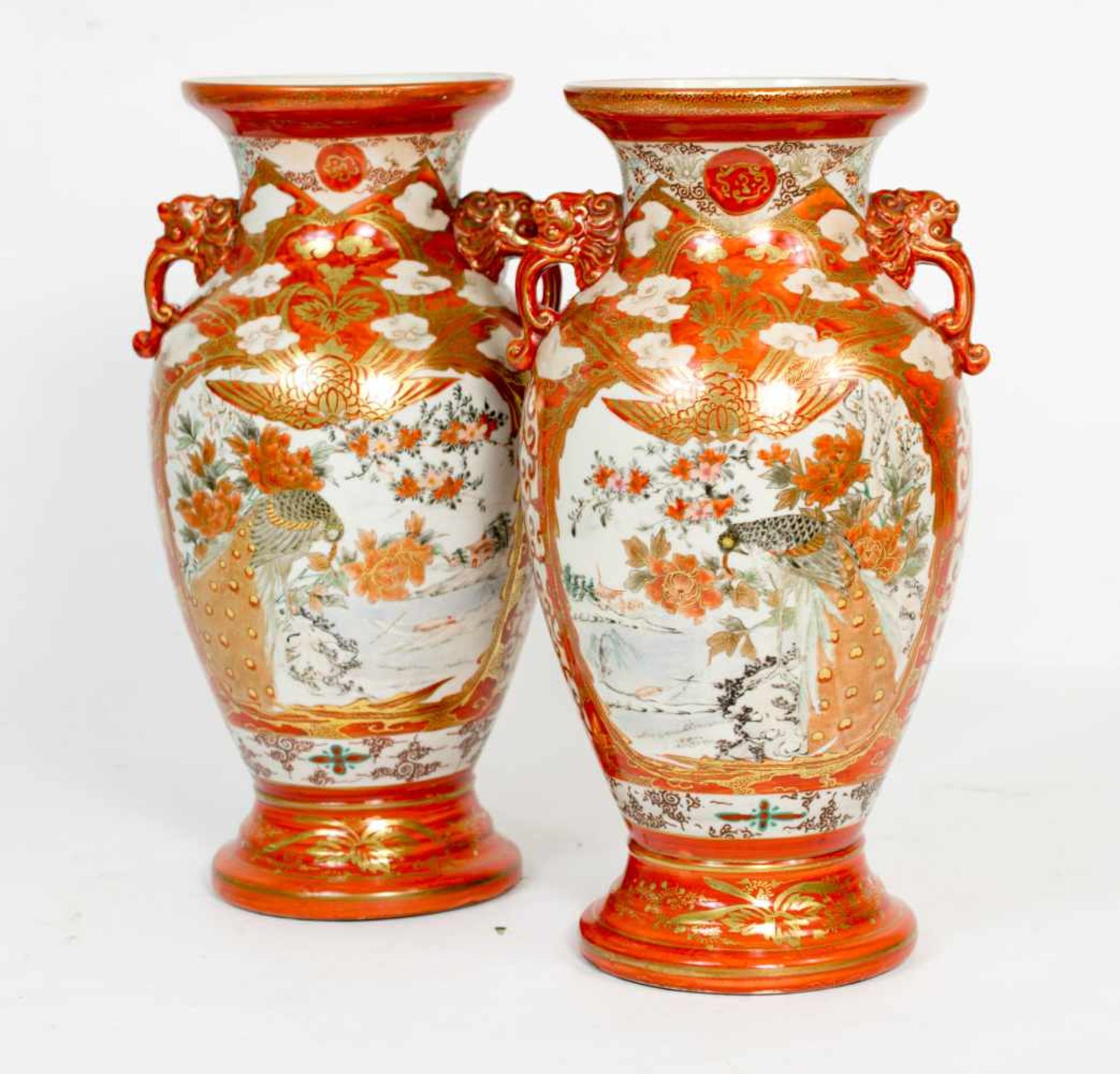 Paar Vasen SatsumaJapan, 1. Hälfte 19. Jh., Pozellan, Höhe 35 cm, eine Vase gerissen - Image 4 of 5