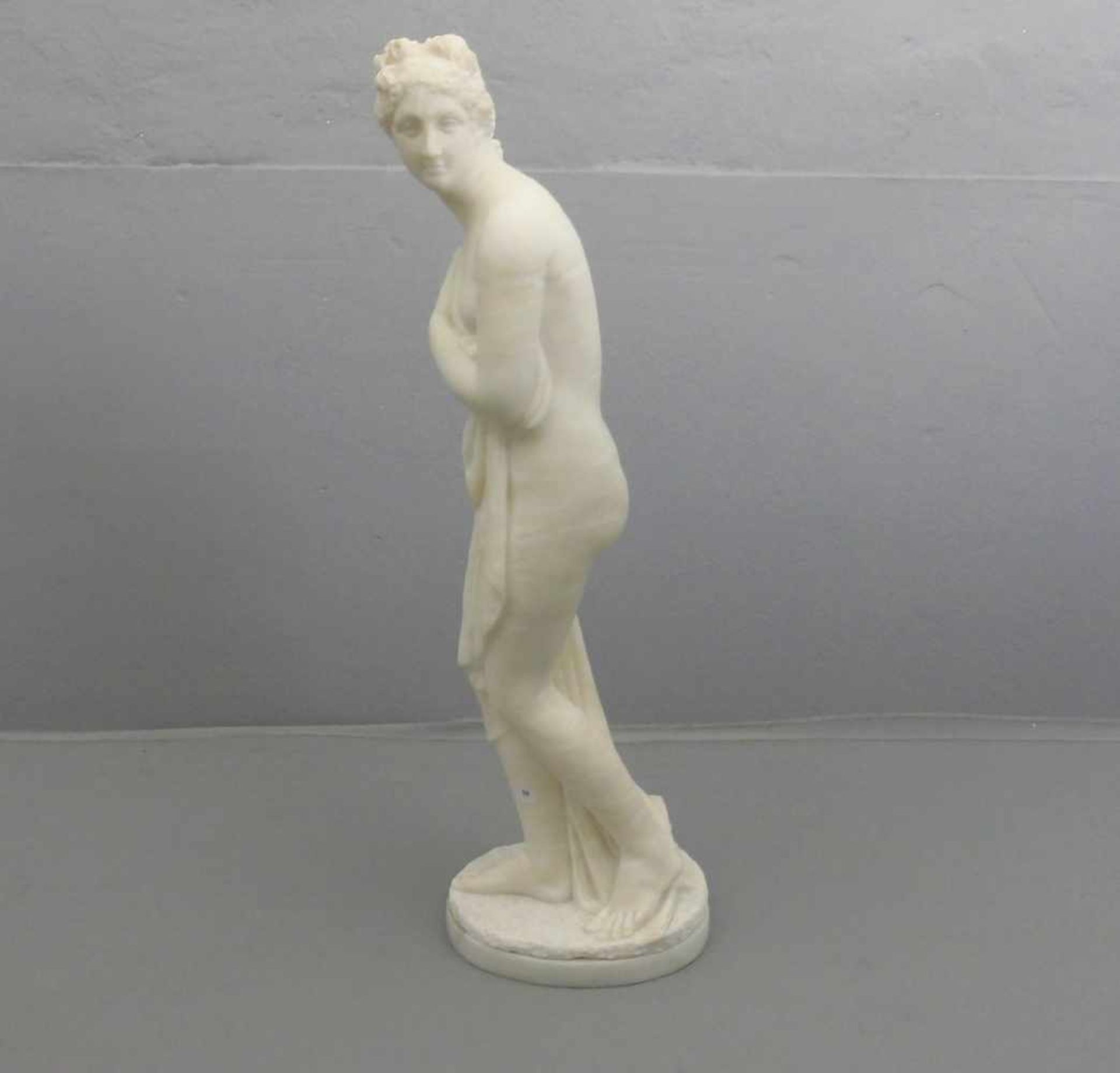 SKULPTUR "BADENDE VENUS", wohl Italien, 19. Jh., Alabaster auf Marmorstand. Stehender Frauenakt, - Bild 2 aus 4