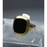 HERREN - RING / SIEGELRING, 585er Gelbgold (12 g) mit Onyx. Sich verbreiternde Ringschiene,