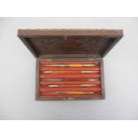 SCHATULLE MIT DRACHENMOTIVEN UND 5 OPIUMPFEIFEN / box with 5 opium pipes, China, Ende 19. Jh.;