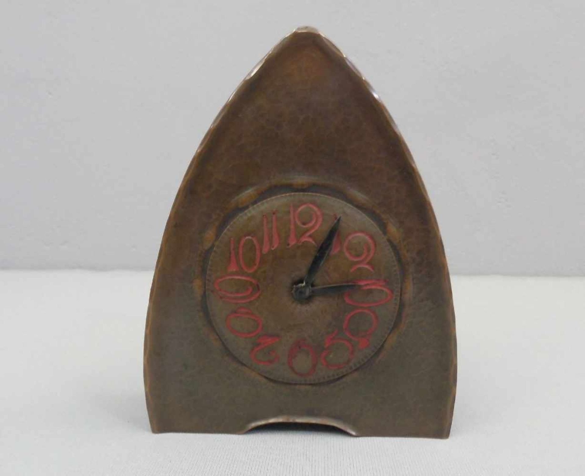 ART DÉCO - UHR / TISCHUHR, um 1920, spitzbogiges Kupfergehäuse mit Hammerschlagdekor, aufgewölbtes