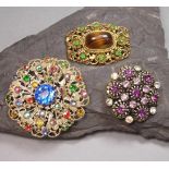 3 BROSCHEN / 3 brooches ,Modeschmuck, durchbrochen gearbeitet und besetzt mit einer Vielzahl von