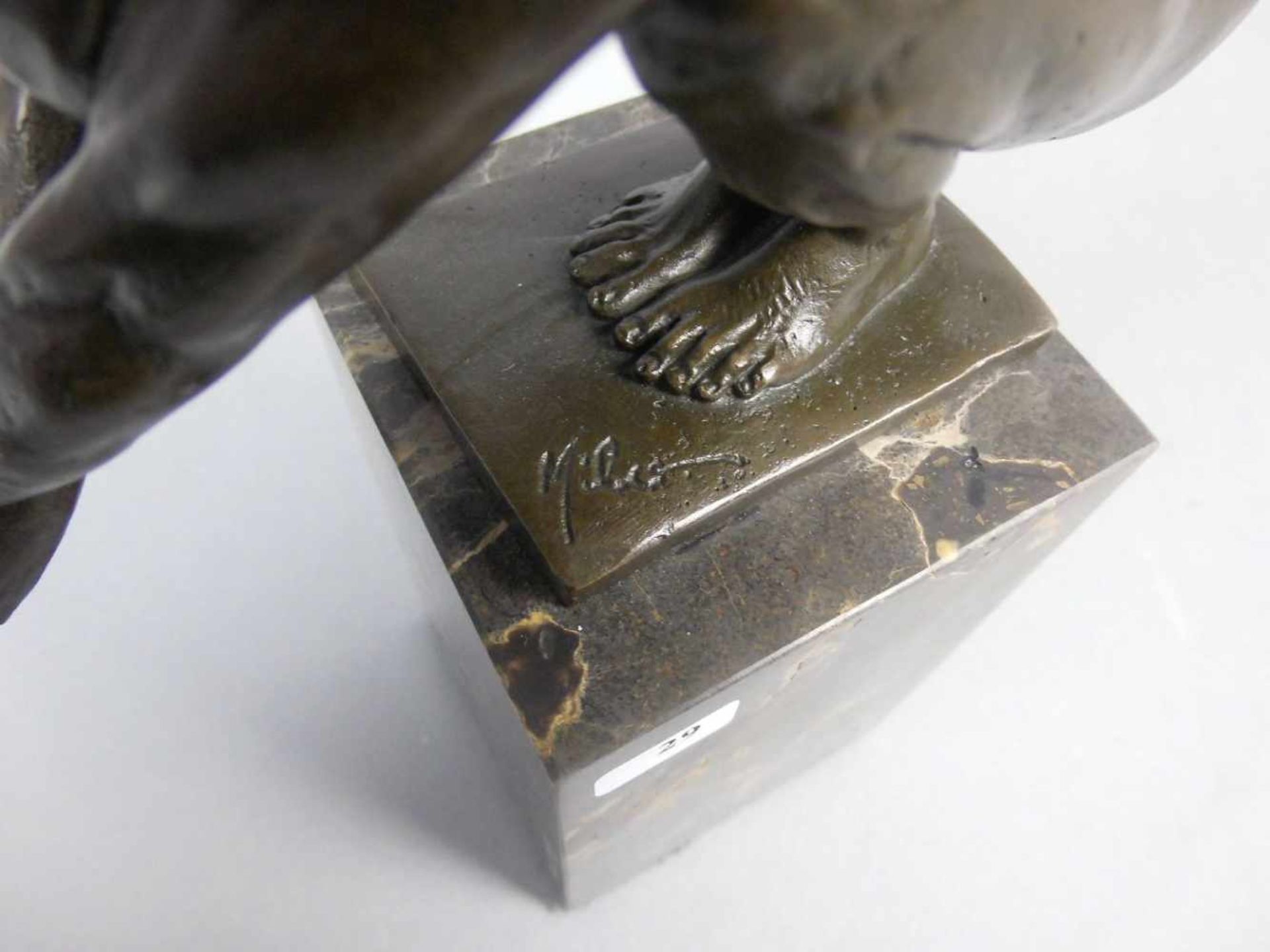 LOPEZ, MIGUEL FERNANDO (auch Milo, geb. 1955 in Lissabon), Skulptur / sculpture: "Hockender - Bild 5 aus 6