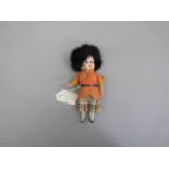 Kleine Porzellankopf-Puppe: "Schotte", um 1920. Gemarkt: "MOA/ 200/ Made in Germany/ Welsch 13/0",